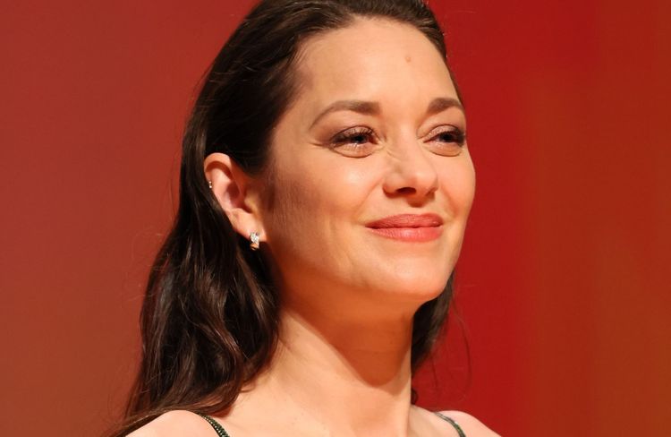 À Biarritz, Marion Cotillard maîtrise l’équation mode la plus compliquée de l’été : rester chic malgré la chaleur