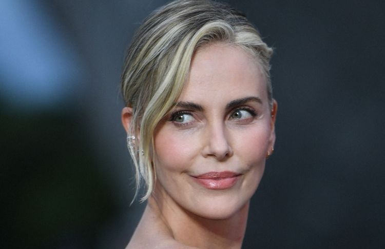 À 50 ans, Charlize Theron prouve (une fois de plus) que les cheveux longs et lâches n’ont pas d’âge
