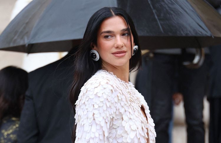 Dua Lipa : à Ibiza, elle célèbre son anniversaire aux côtés de Jacquemus et Callum Turner