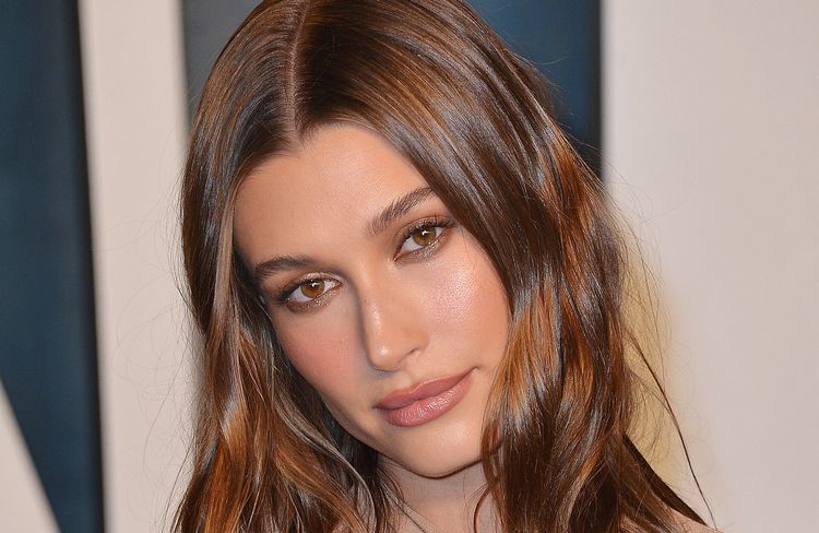 Hailey Bieber troque sa coiffure signature pour un brushing volumineux