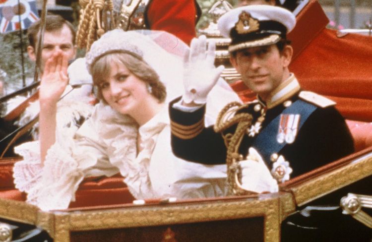 Le parfum qui a bien failli ruiner la robe de la Princesse Diana le jour de son mariage est français (et toujours en vente)