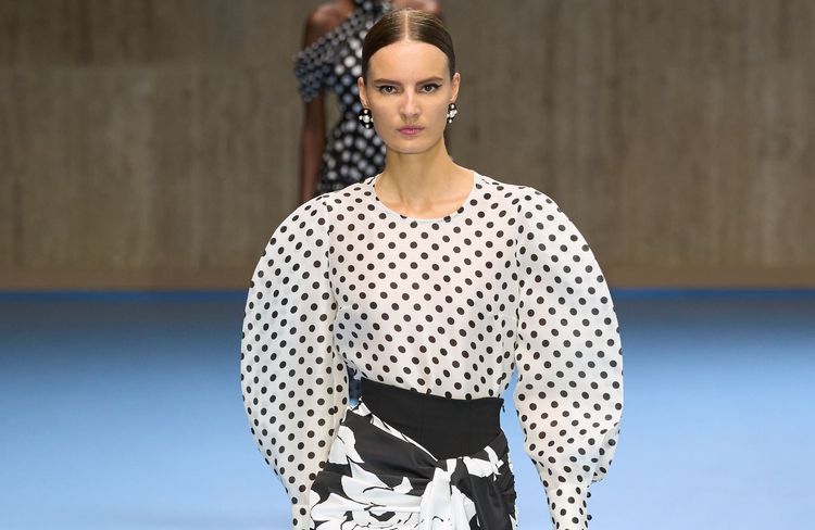 Romantique, imprimée… 4 blouses des années 80 qui reviennent cet été 2025
