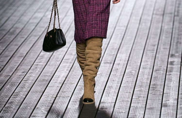 Ces chaussures en daim vont remplacer nos classiques bottes en cuir noir