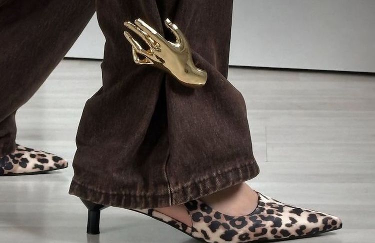 Ce petit détail repéré sur les férues de mode peut transformer l’allure de nos jeans ce printemps