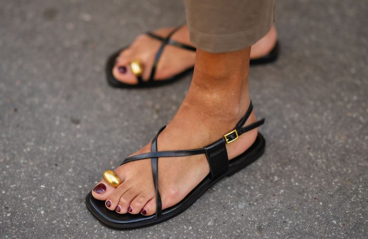 Cette tendance nu-pieds minimaliste est l'une des plus virale de l'été 2024
