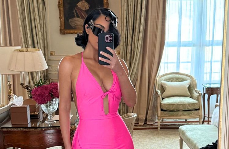 Des backstages au front row, Kim K fait de cet accessoire le statement beauté de la saison