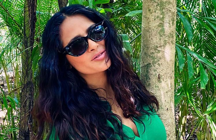 Cheveux blancs et bikini jaune : à 57 ans, Salma Hayek prend la pose à Ibiza