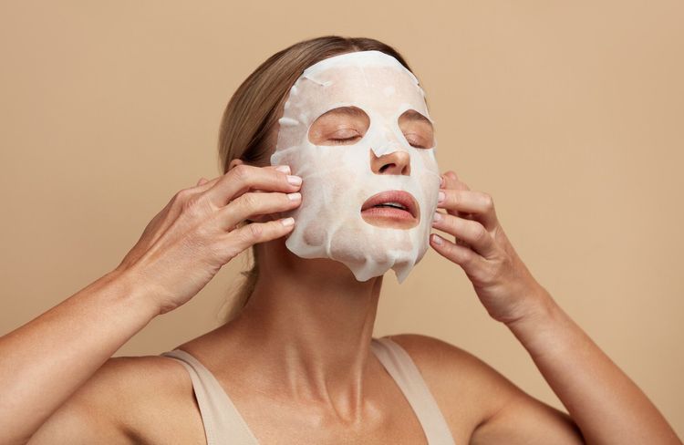 Les masques au collagène sont-ils réellement efficaces ? Une experte répond