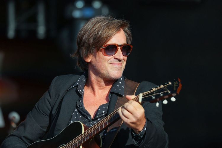 Coup de chaleur ! Thomas Dutronc pose ultra sexy en tenue d'Adam avec un énorme poisson dans les bras