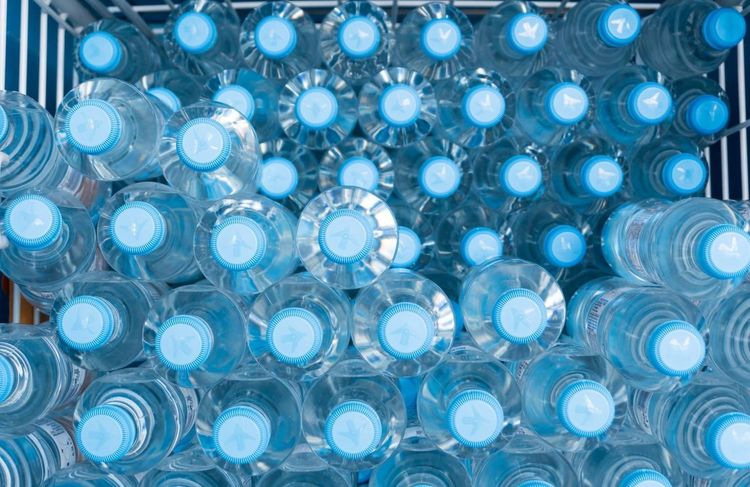 Ces deux marques d’eau sont contaminées aux microplastiques