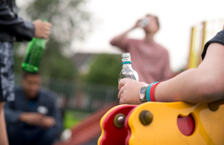 Alcool, cigarettes, cannabis : pourquoi les adolescents français consomment nettement moins qu’il y a dix ans