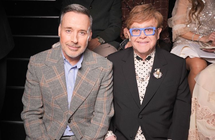 Elton John dévoile une rare photo de famille avec ses fils Zachary et Elijah, qui ont bien grandi