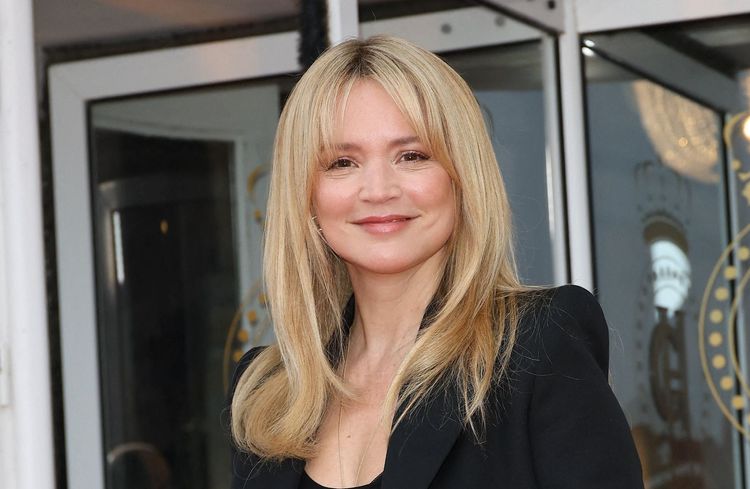 Virginie Efira : en top transparent, slim et mocassins, son look quotidien nous inspire