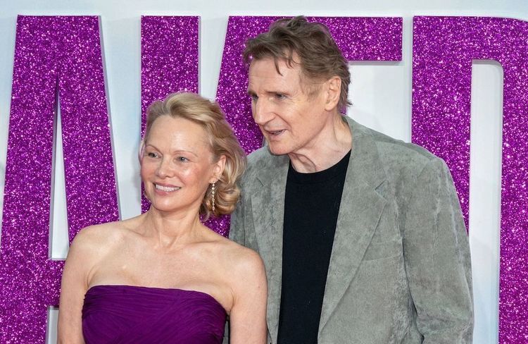 Pamela Anderson et Liam Neeson font sensation dans une nouvelle vidéo pour « The Naked Gun »