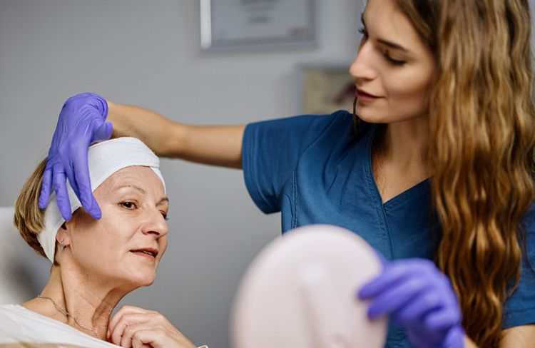 Chirurgie du visage : l’avant/après de cette femme de 78 ans devient viral sur les réseaux sociaux