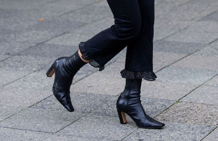 Avec une demande en hausse de 154%, ces bottes à petits talons affolent les New-Yorkaises (et elles vont bientôt envahir nos dressings)