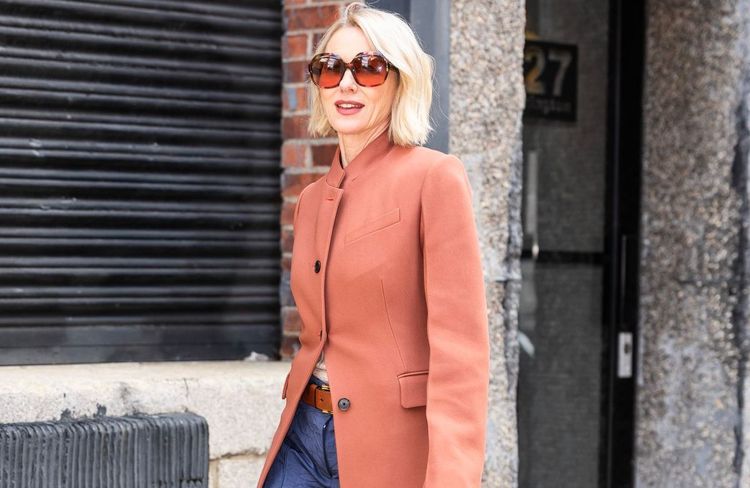 Jean bootcut et blazer pêche : Naomi Watts signe l’association bonne mine idéale pour l’automne