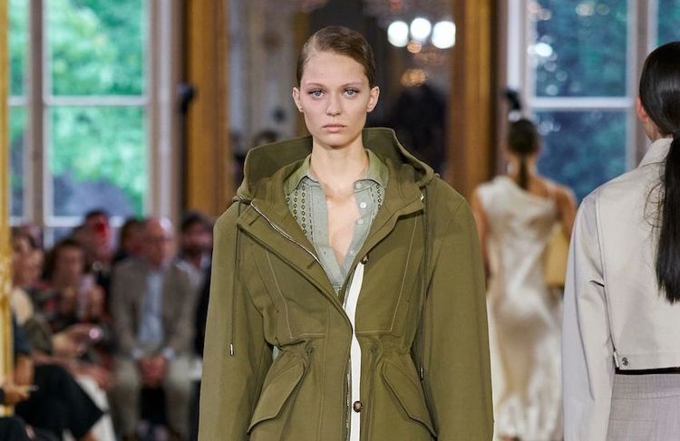 Oubliez le trench : cette pièce pratique devient la tendance mode qui sublime toutes nos tenues cet automne