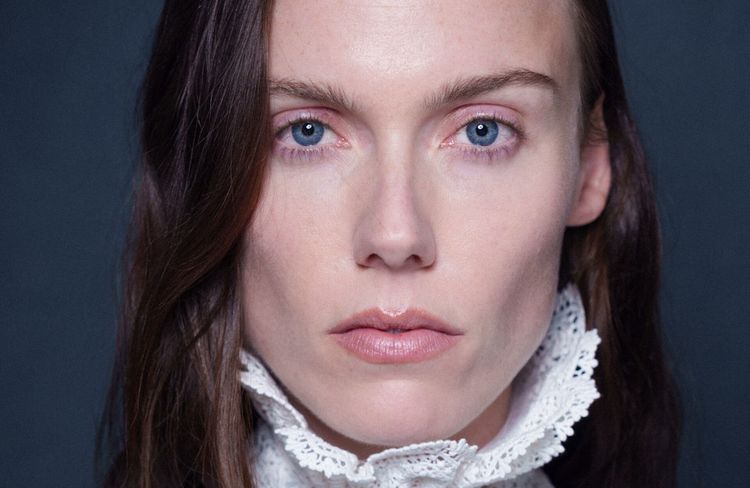 Make-up : en 60 secondes, ce geste permet d’agrandir le regard