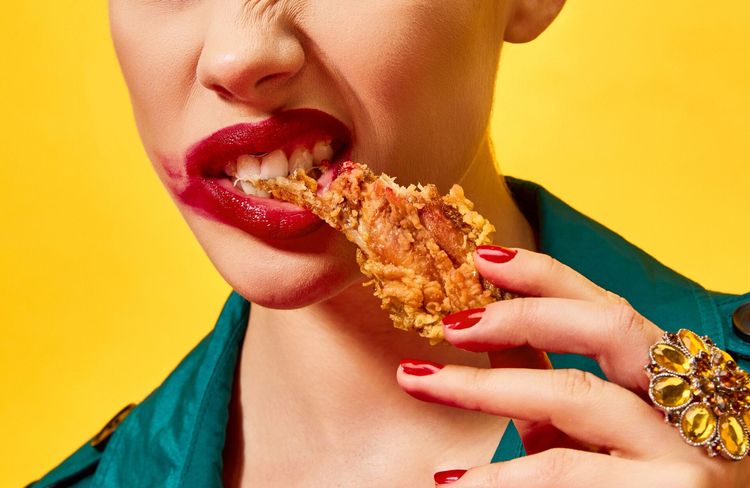 « Plus ils sont croustillants et dorés, plus ils accélèrent le vieillissement » : voici les aliments à bannir de son assiette pour retarder les effets du temps