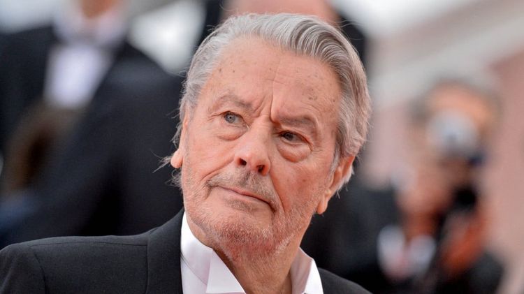 Alain Delon : deux corps dans le même cercueil, ses funérailles marquées par un détail morbide