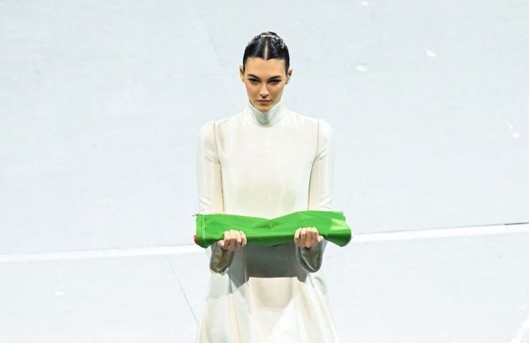 À l’image de Carla Bruni il y a vingt ans, Vittoria Ceretti ouvre la cérémonie des JO 2026 en Giorgio Armani