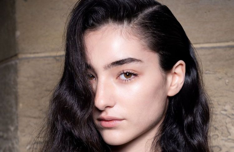 Lisser ses cheveux bouclés sans les casser : les erreurs à éviter absolument