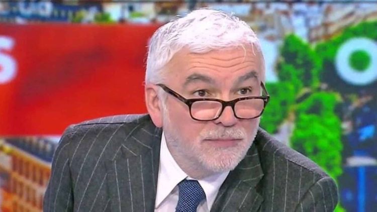 Pascal Praud : l'animateur recardre un auditeur après un gros dérapage sur le président, "une tarlouze"