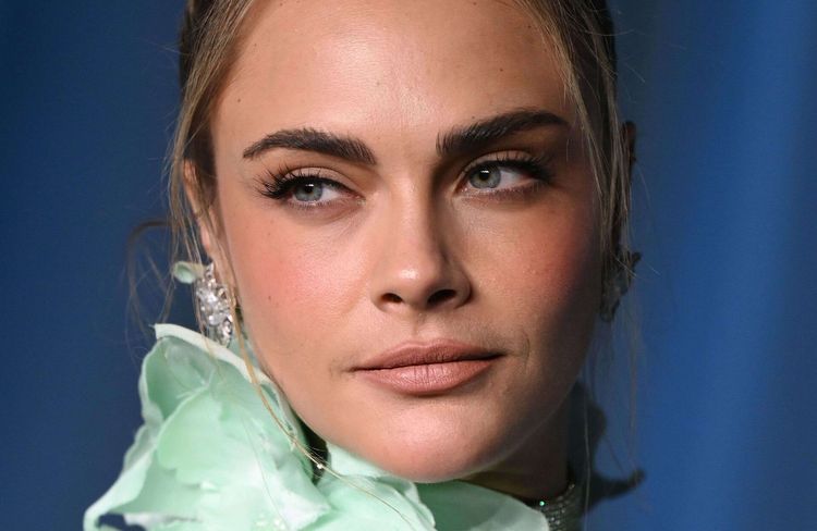 « Je n'avais pas de menton, c'était un complexe » : Cara Delevingne se confie sur ses injections d'acide hyaluronique