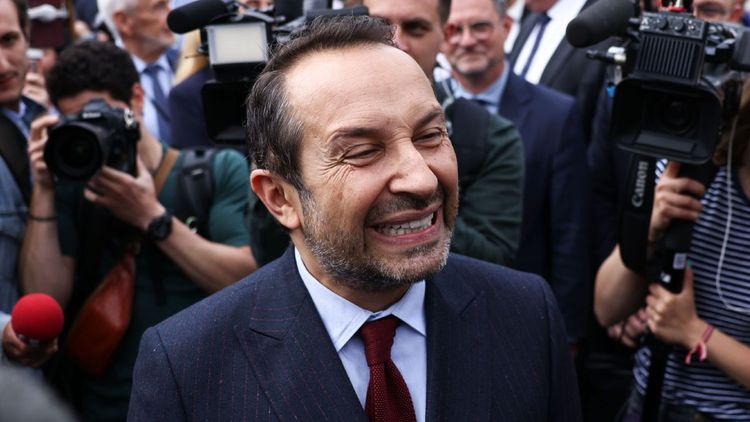 Sébastien Chenu (51 ans), gay et député RN, vide son sac sur les homos en politique : "Ils en ont plus"