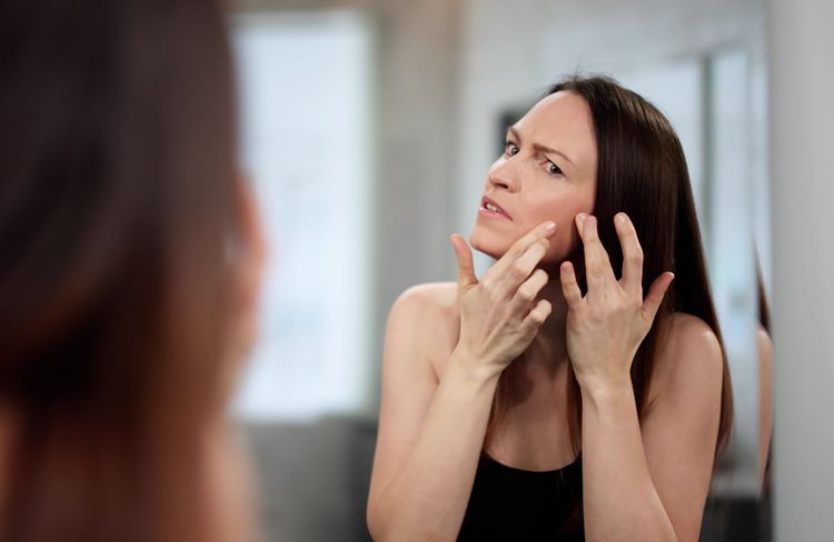 Acné à la ménopause : les bons réflexes pour apaiser sa peau sans l’agresser