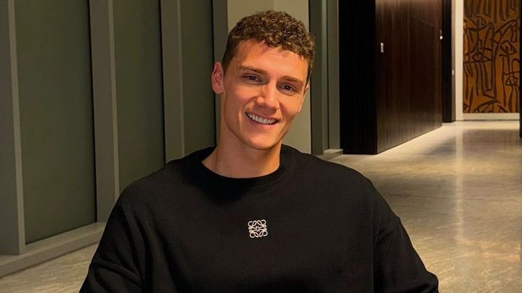 Benjamin Pavard (28 ans) se déshabille en pleine rue à Paris : "Il a envie de…