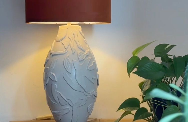 L’astuce que l’on adore pour transformer une vieille lampe avec de l’argile autodurcissante