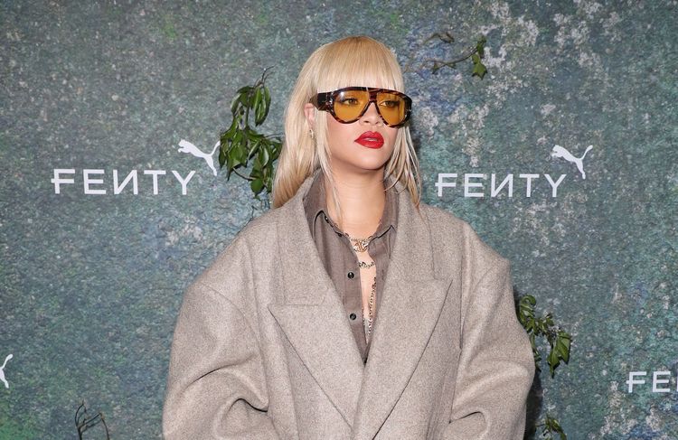« Je ressemblais à un chauffeur UPS » : Rihanna regrette d'avoir porté cette tenue