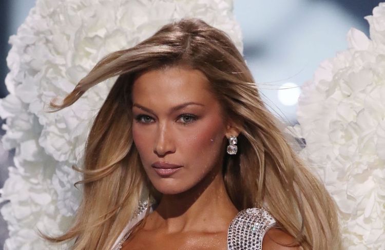 Teint hâlé et cheveux blonds : Bella Hadid illumine le défilé Victoria’s Secret à New York