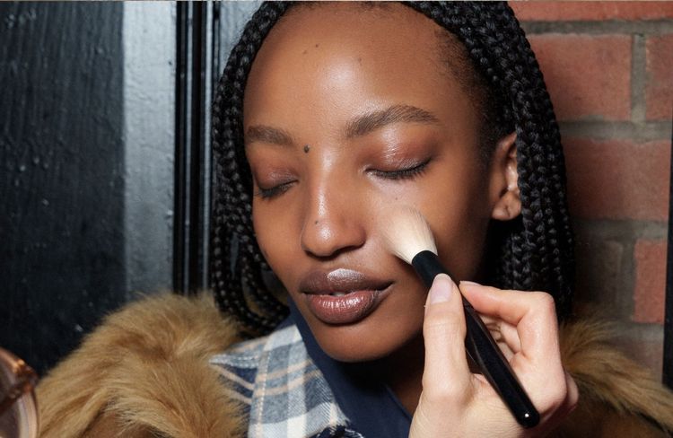 Voici la meilleure façon d’appliquer votre primer pour une peau de velours
