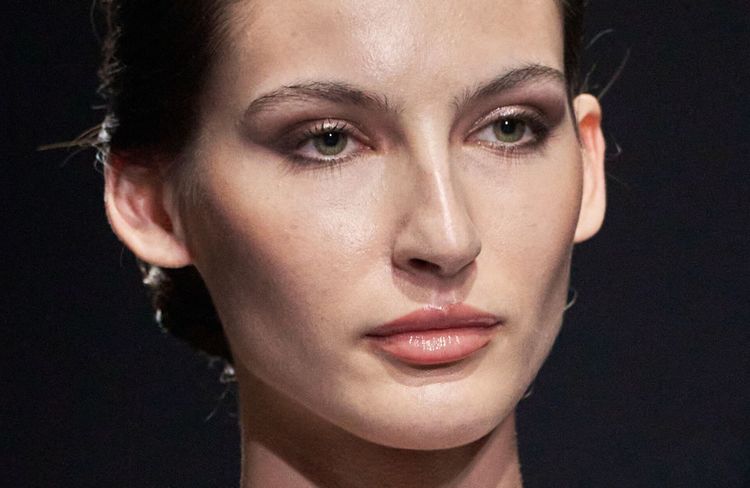 Maquillage : l’astuce infaillible pour un teint parfait du matin au soir