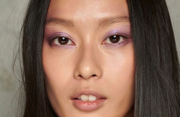 Après 40 ans, cette couleur de fard à paupières défatigue instantanément le regard