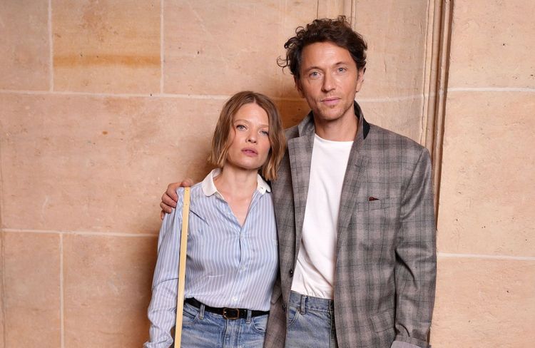 Au défilé Celine, le couple Mélanie Thierry et Raphaël fait rayonner le style “old money” en looks coordonnés
