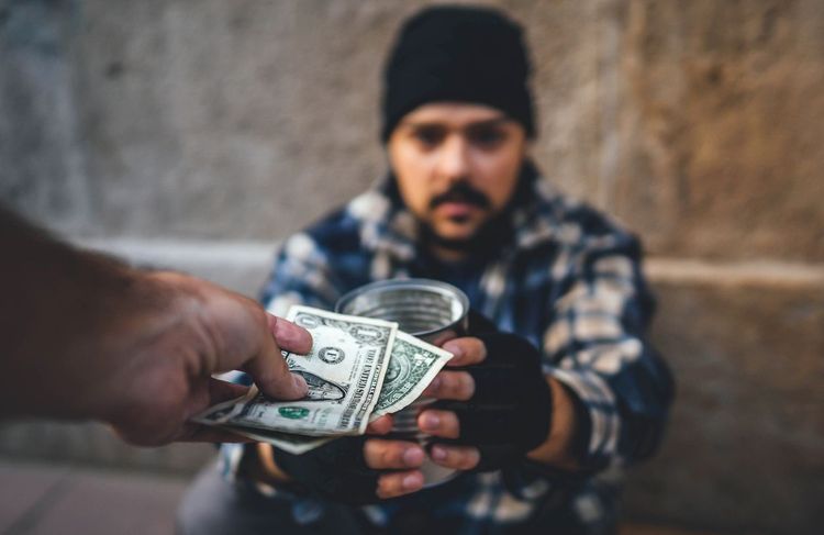 « Charity porn » : se filmer en train d'aider les sans-abris, le nouveau business du buzz