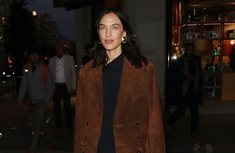 Alexa Chung le confirme : la veste en daim est toujours le must-have de la saison