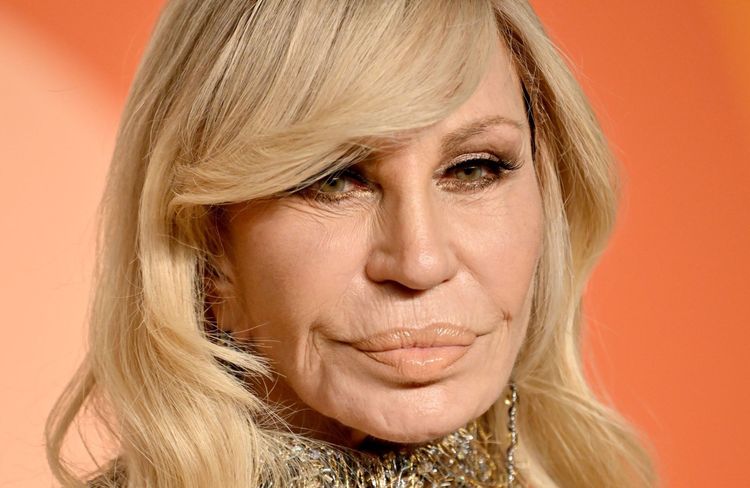 Donatella Versace quitte la direction artistique de la maison Versace, Dario Vitale lui succède