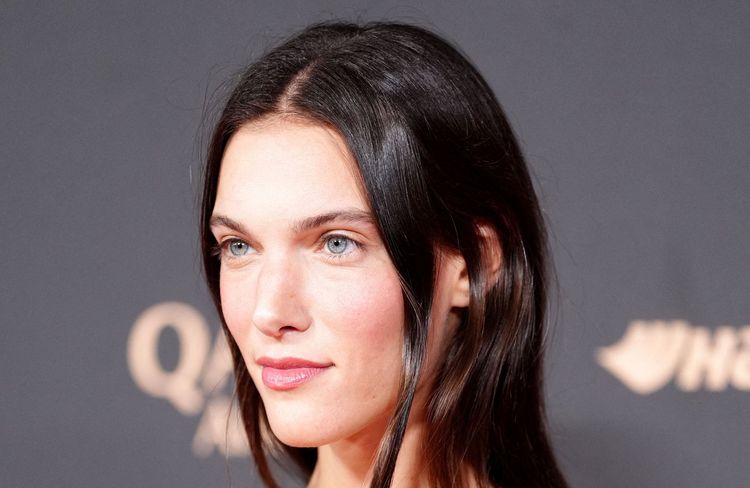 Brun intense et brillant : Charlotte Cardin surprend avec une nouvelle coloration pour l’automne