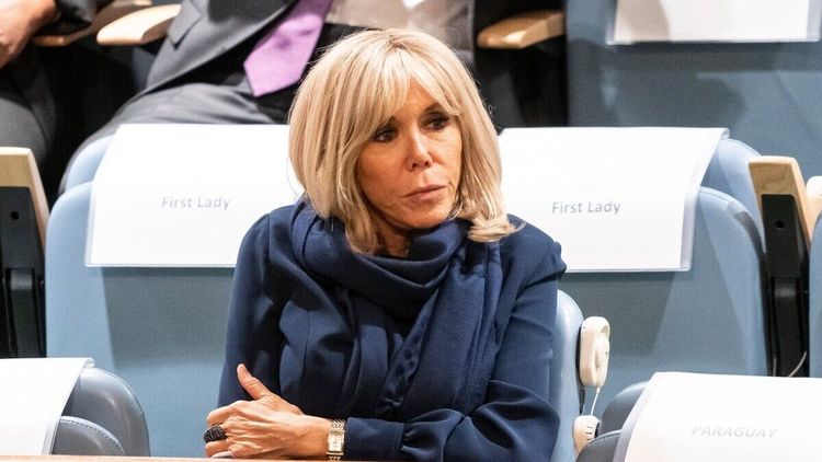 Vous l'ignorez, Brigitte Macron porte 2 alliances, elle est liée à la femme de sa vie : "Elle est avec moi tous les jours"