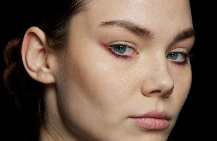 Panne d’inspiration ? Cette couleur d’eyeliner est idéale pour un look festif de dernière minute