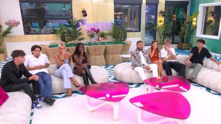 Secret Story : substances illicites dans une poudrière à maquillage, les révélations chocs d'une candidate !