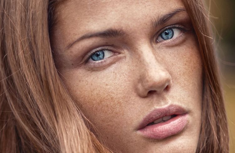 Taches de rousseur tatouées : pourquoi ce look viral n'est pas fait pour tout le monde ?
