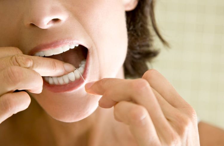 Mais comment l'utilisation du fil dentaire peut-elle booster la longévité ?