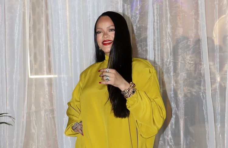 Fini le jaune beurre : Rihanna mise sur un total look jaune éclatant à Mumbai