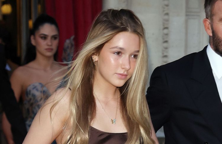 À 14 ans, Harper Beckham dévoile son premier tuto make-up en vacances